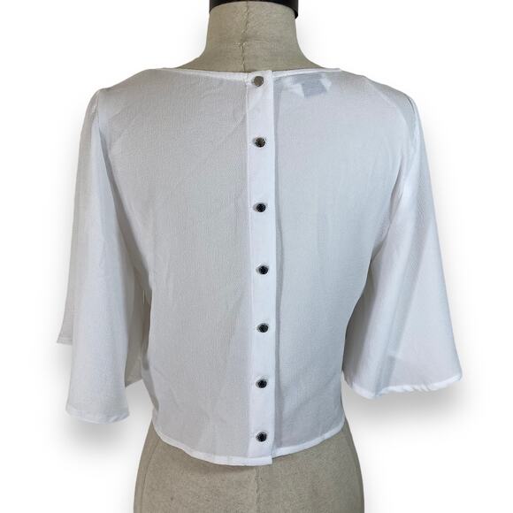 Bebe white button back crop top blouse with fluttery half length flare sleeves - Picture 4 of 7